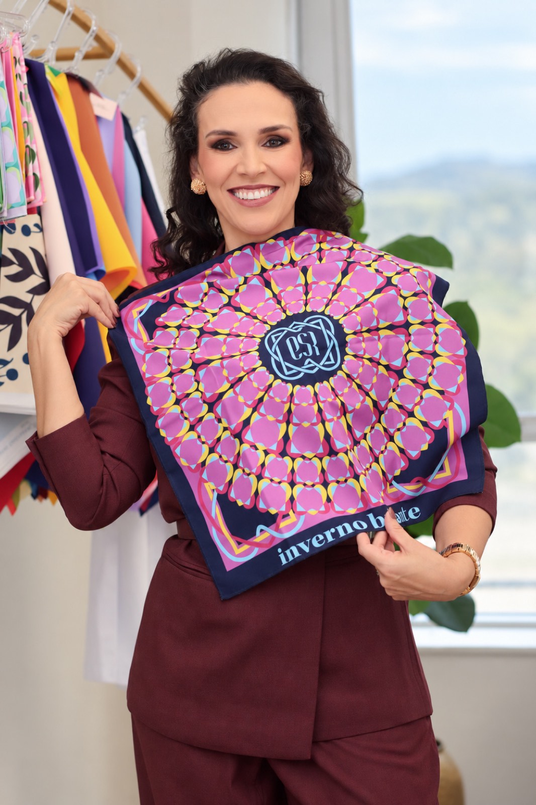 Tati segurando um tecido estampado usado no teste de cores